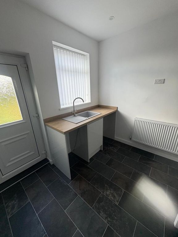 Property photo 3 of 11 Kitchen