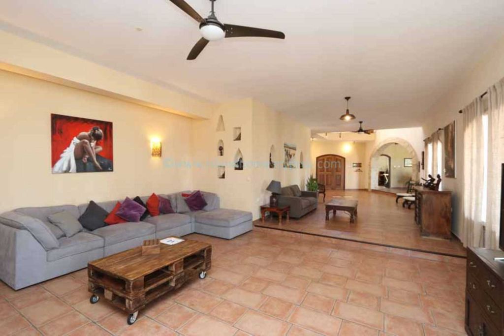 Property photo 2 of 32