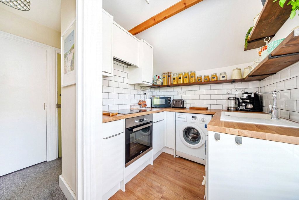 Property photo 3 of 11 Kitchen