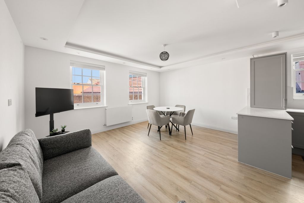 Property photo 1 of 13 Photo 4