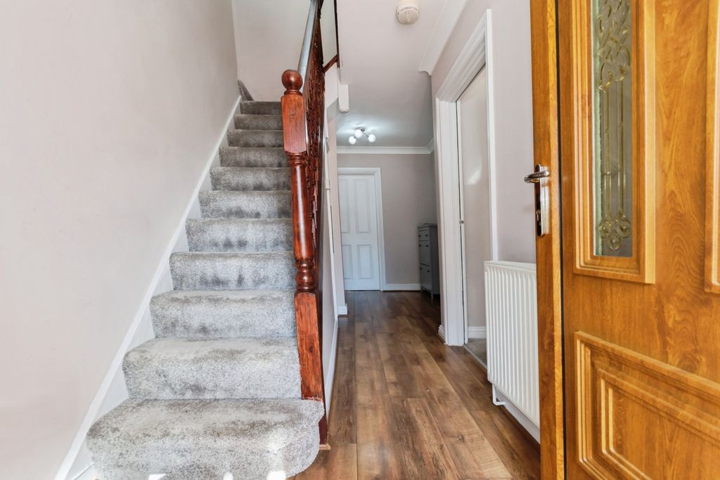 Property photo 2 of 18 Hallway