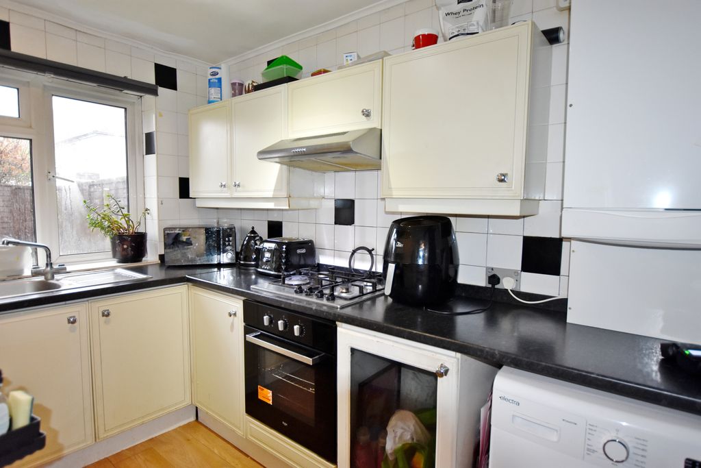 Property photo 2 of 6 Kitchen