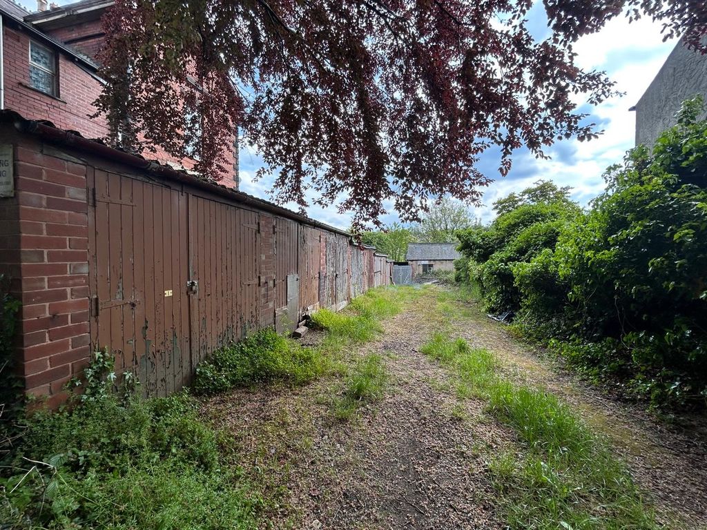 Property photo 2 of 5 Garages