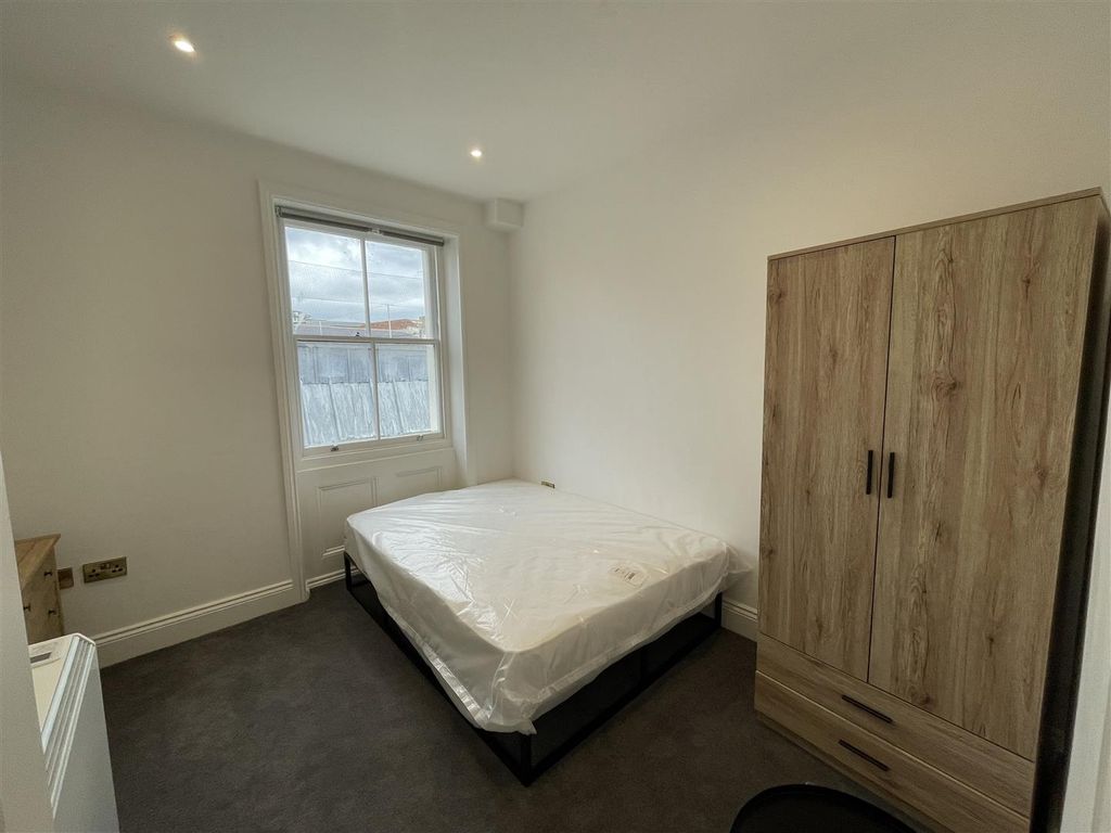 Property photo 3 of 6 Bedroom