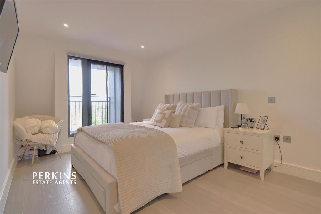 Property photo 3 of 4 Bed.Jpg