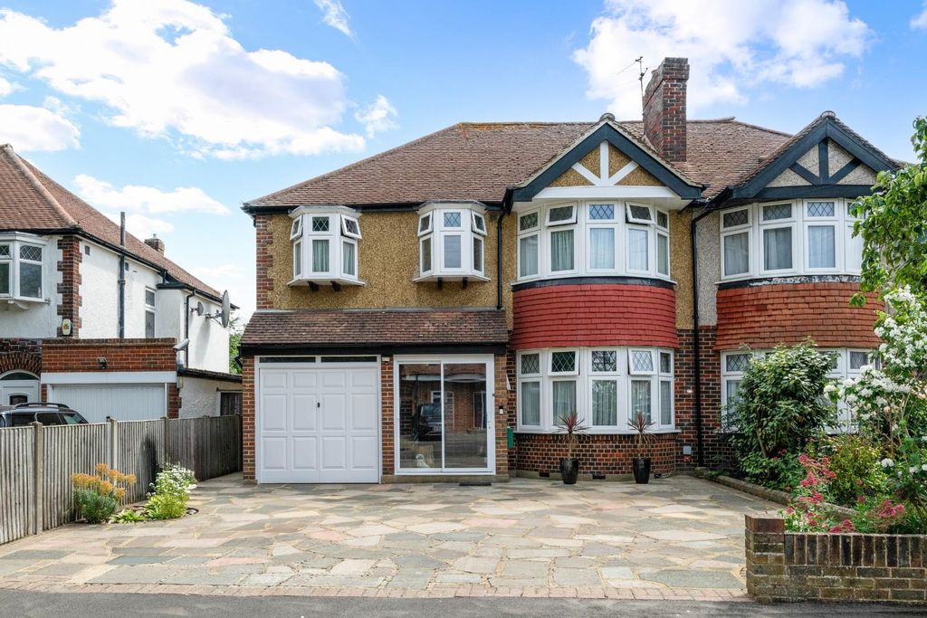 Property photo 1 of 22 Woodlands Avenue