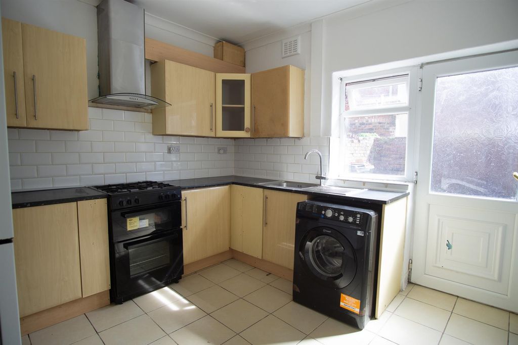 Property photo 3 of 8 Kitchen