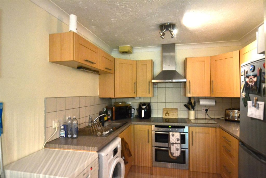 Property photo 3 of 6 Kitchen