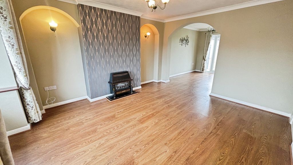 Property photo 3 of 13 Lounge