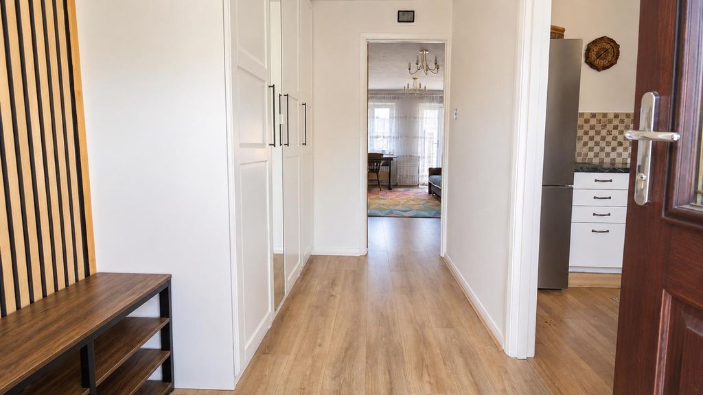 Property photo 3 of 19 Hall / Entrance
