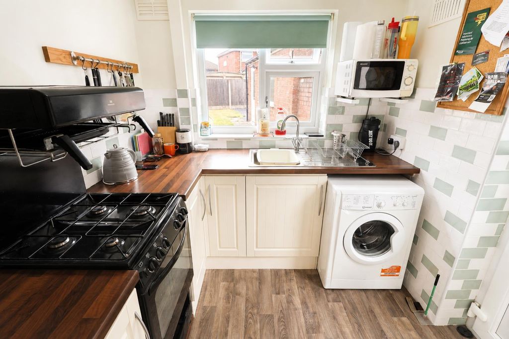 Property photo 3 of 10 Kitchen