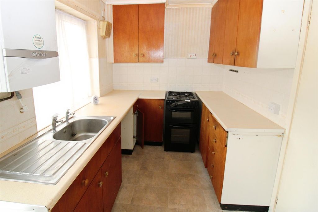 Property photo 3 of 12 Kitchen