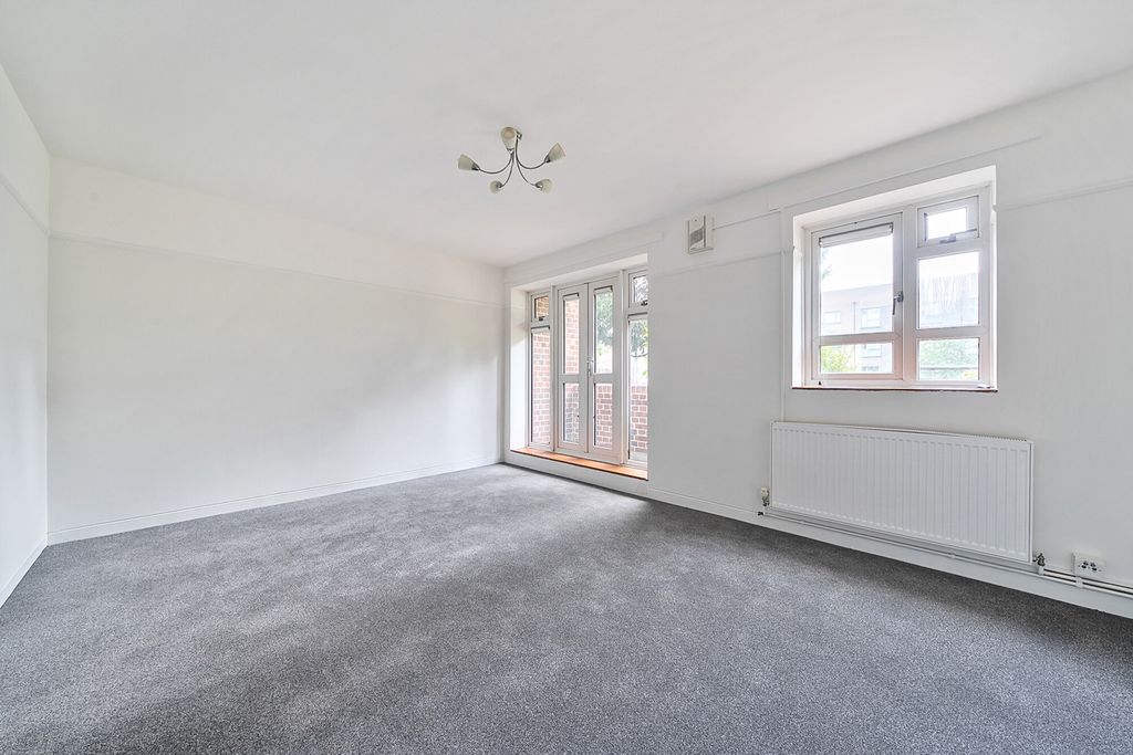 Property photo 1 of 16 Lounge