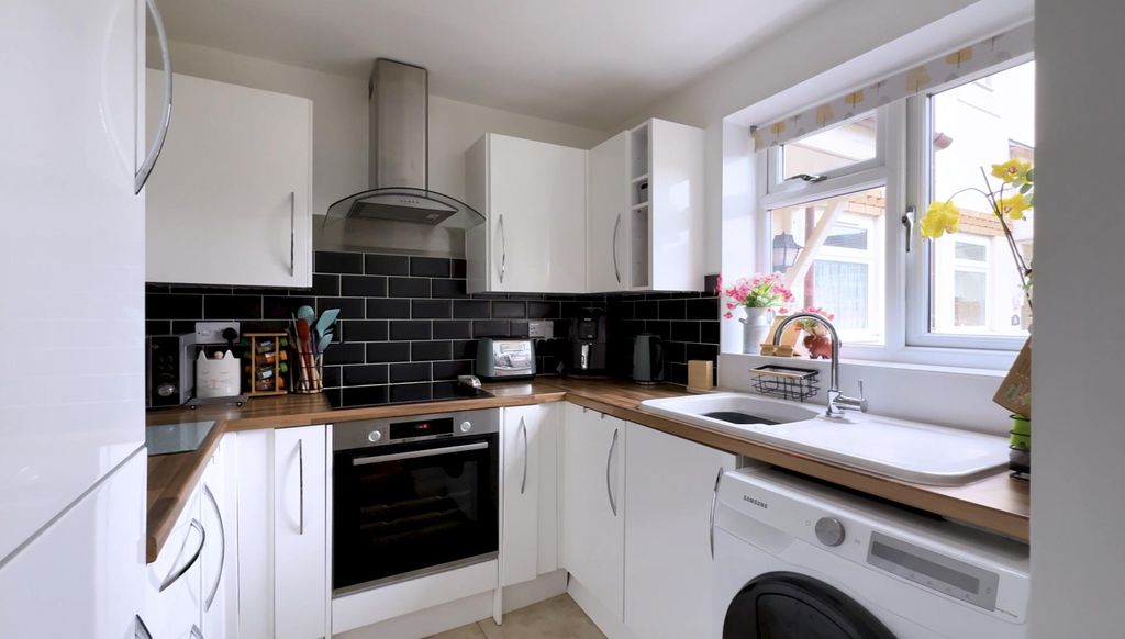 Property photo 2 of 17 Kitchen