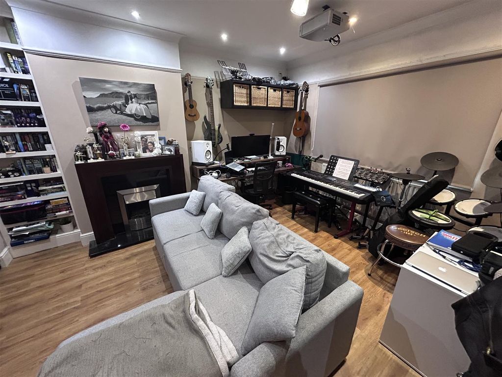 Property photo 3 of 12