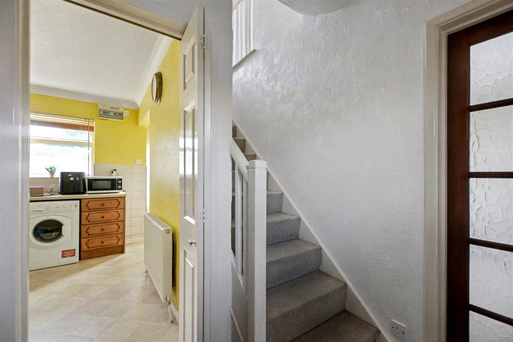 Property photo 2 of 24 Entrance Hall_1.Jpeg