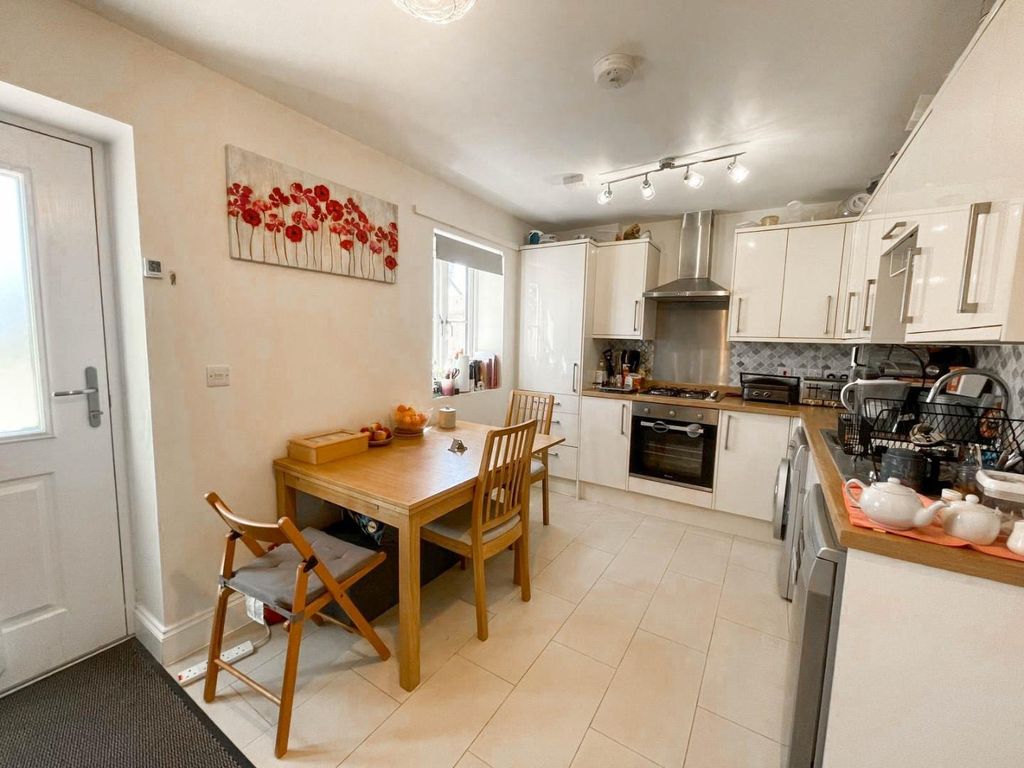 Property photo 2 of 11 B07B00E3-Ec56-4E3F-Ab6c-c8Efe730A19F.Jpg