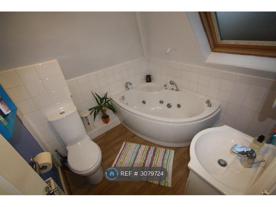 Property photo 3 of 5 Bathroom With Jacuzzi Bath