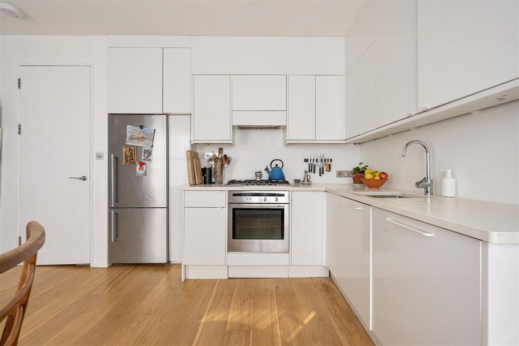Property photo 3 of 19 Colvestone Crescent, E8