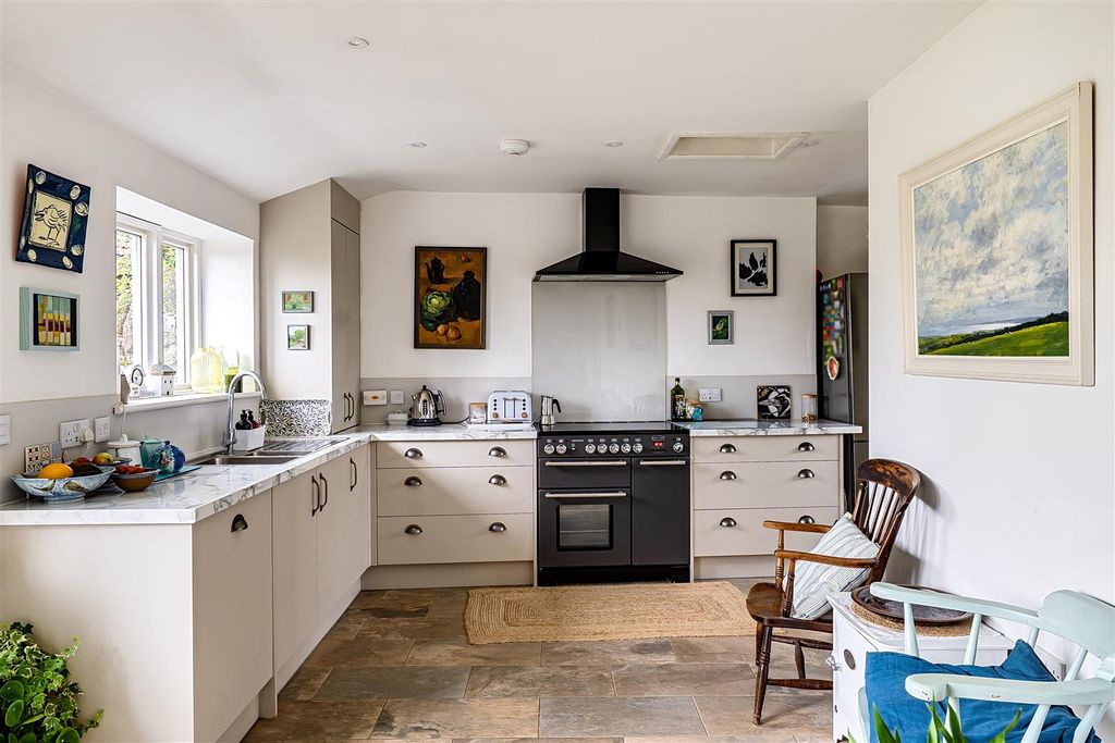 Property photo 2 of 31 Kitchen