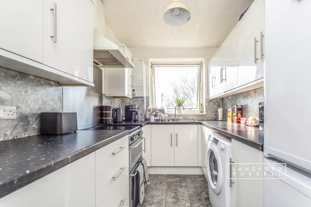 Property photo 3 of 10 Kitchen