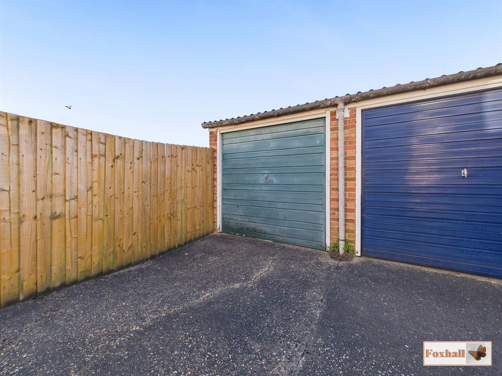 Property photo 3 of 23 Garage