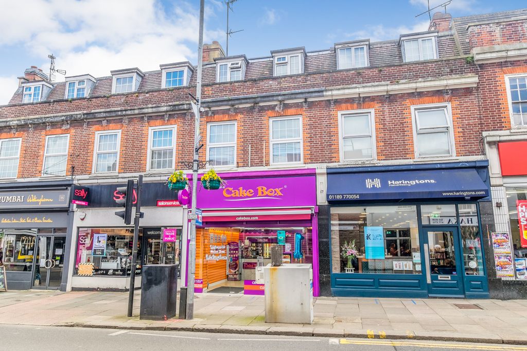 Property photo 3 of 13 31 Peach Street, Wokingham, Berkshire Rg40 1Xj