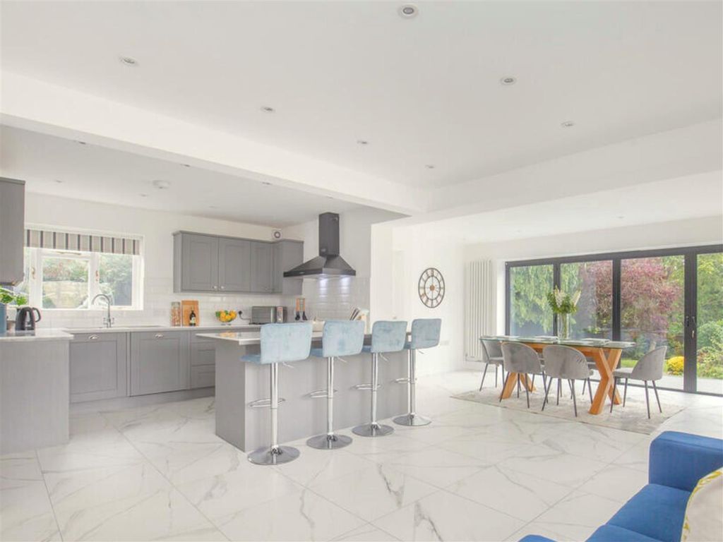 Property photo 3 of 19 Kitchen