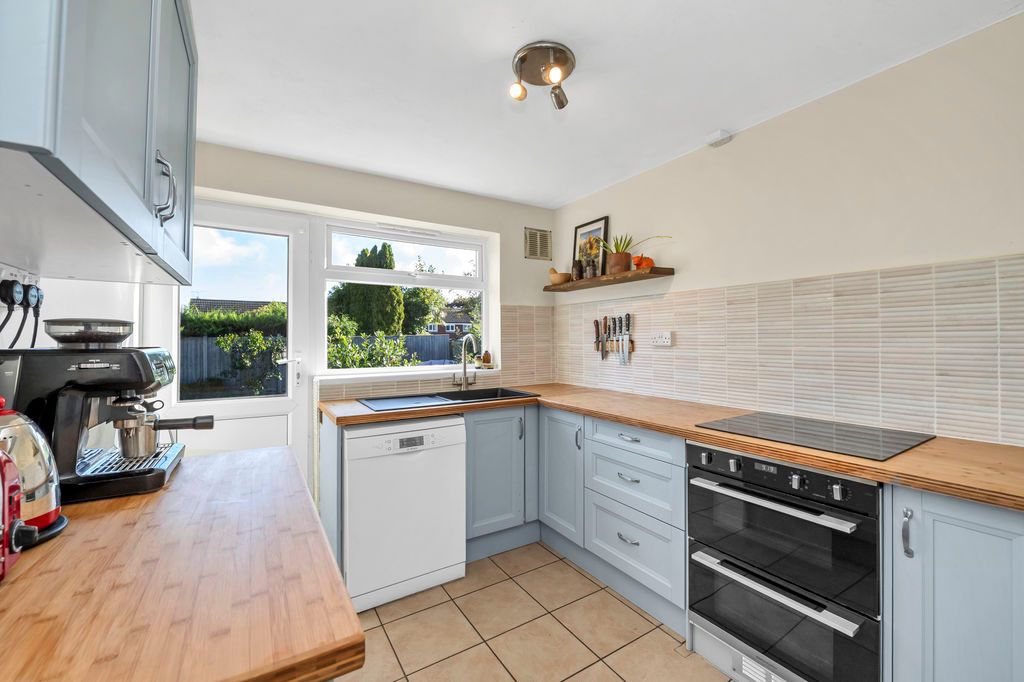 Property photo 3 of 12 Kitchen