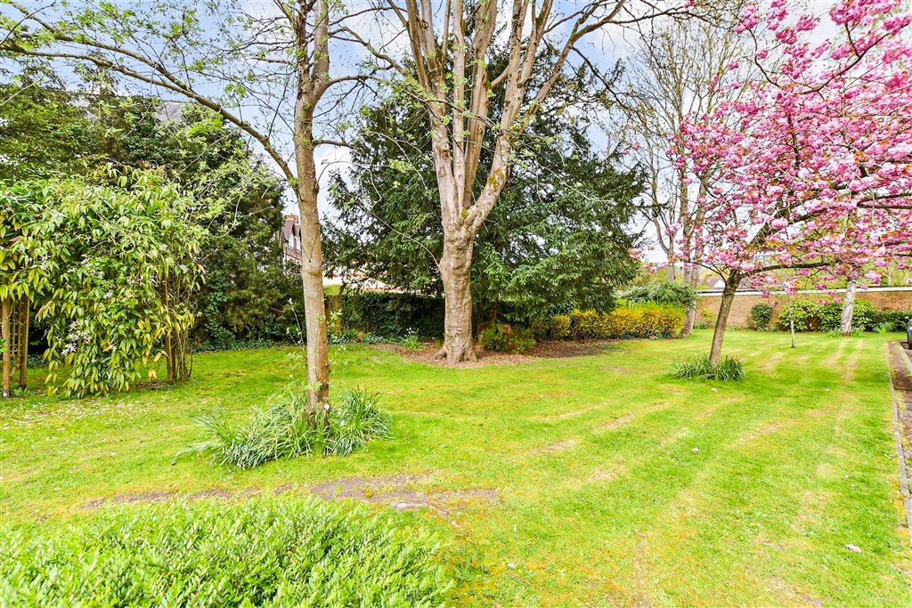 Property photo 2 of 7 Communal Gardens