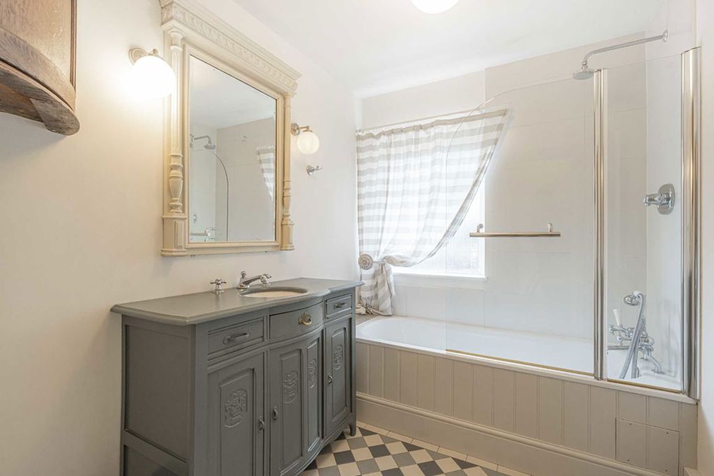Additional image 9 of 6 bed property for saleUxbridge Road, Hampton TW12
