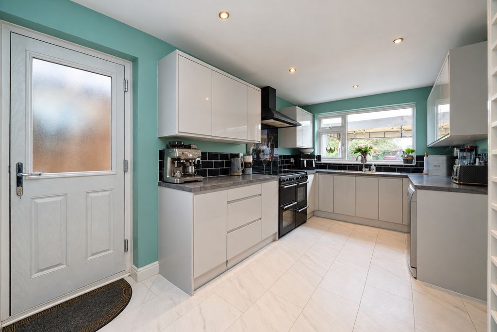 Property photo 2 of 22 5-Turville-Road-10