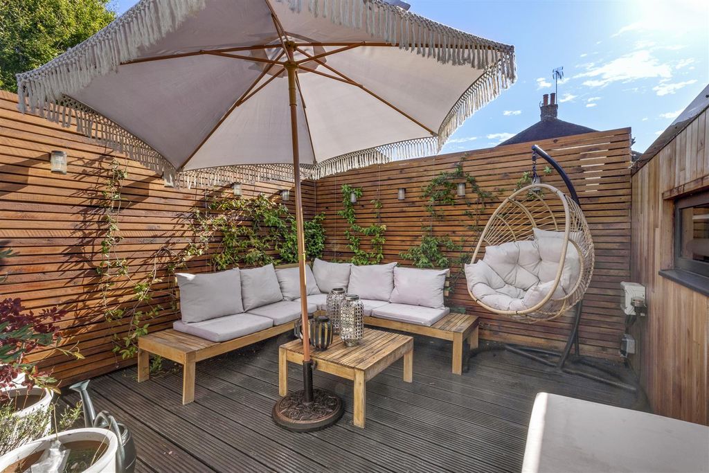 Property photo 3 of 16 18 Cromwell Road, Hp13 7An-12.Jpg