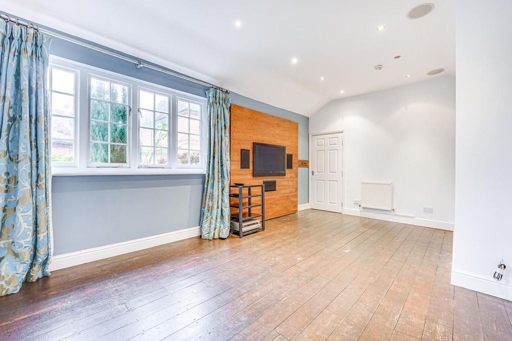 Property photo 2 of 11