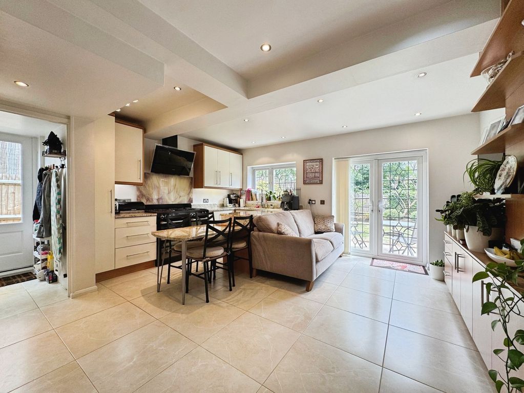 Property photo 3 of 17 Kitchen/Lounge