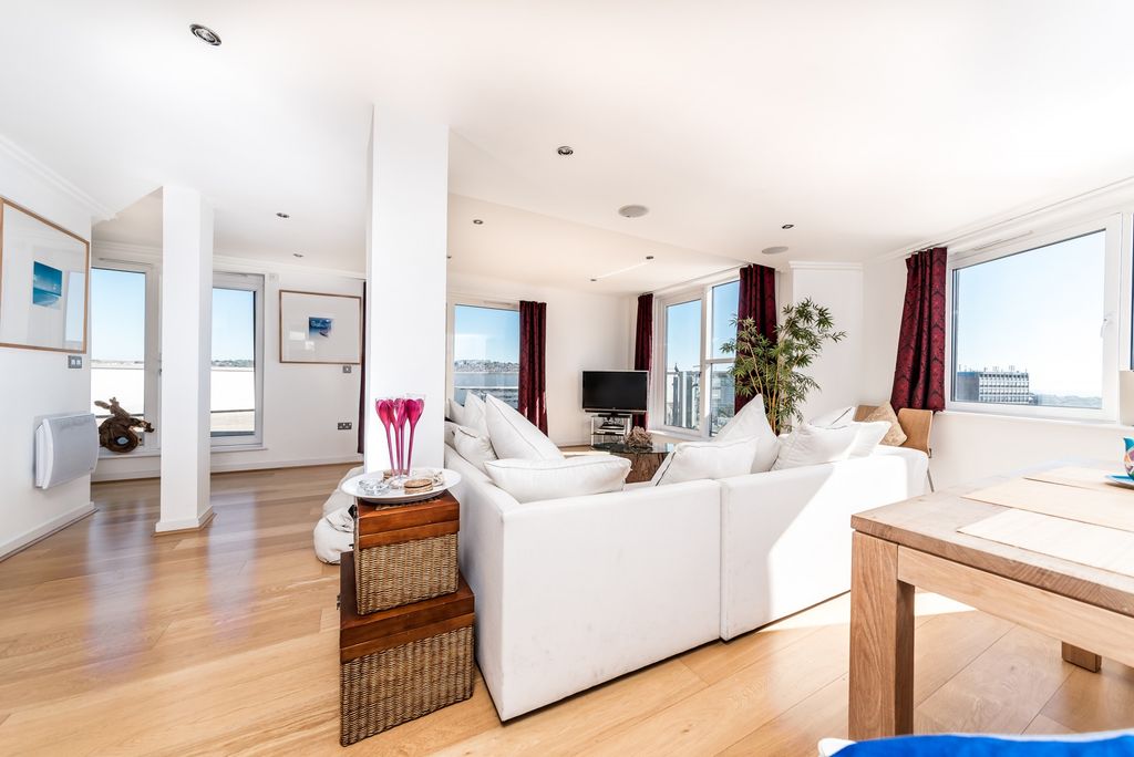 Property photo 2 of 15 Reception