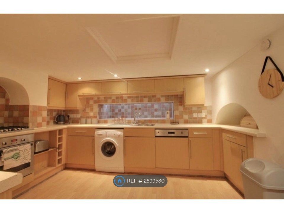 Property photo 2 of 7 Large Fitted Kitchen