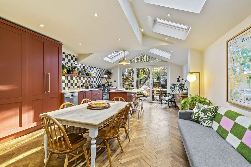 Property photo 2 of 25 Picture No. 11