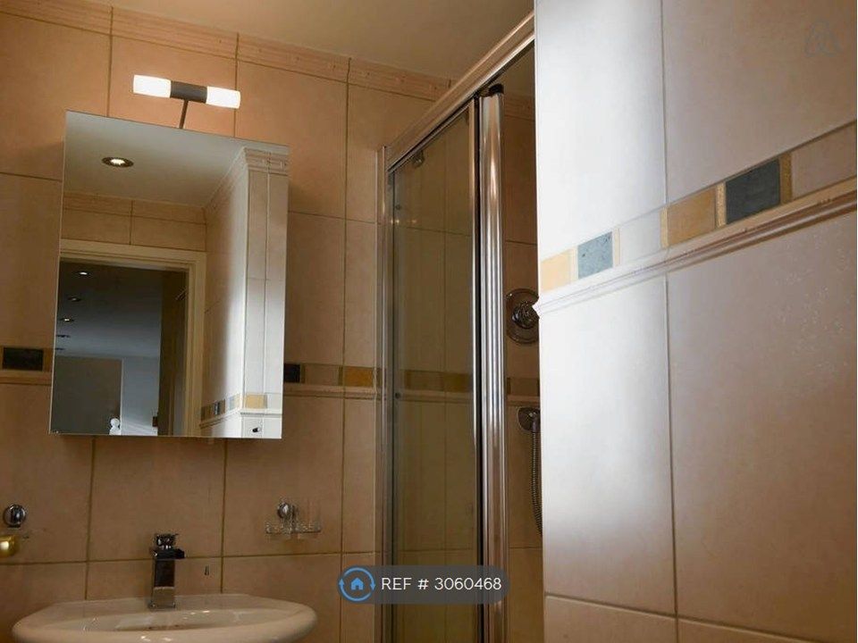 Property photo 2 of 10 Bathroom