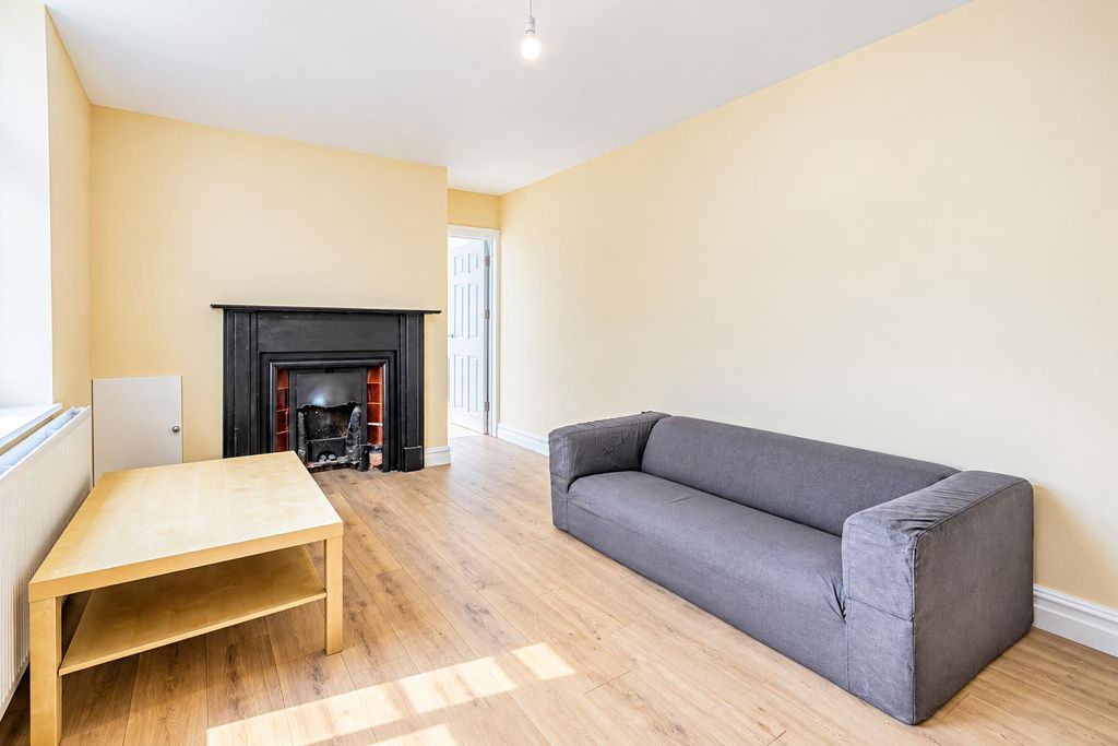 Property photo 2 of 12 Lounge.Png