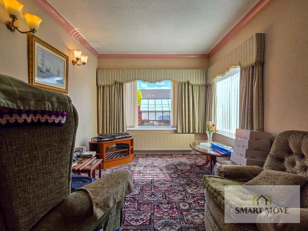 Property photo 3 of 19 Lounge