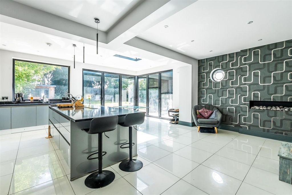 Property photo 3 of 30 17-Holland-Avenue-29.Jpg