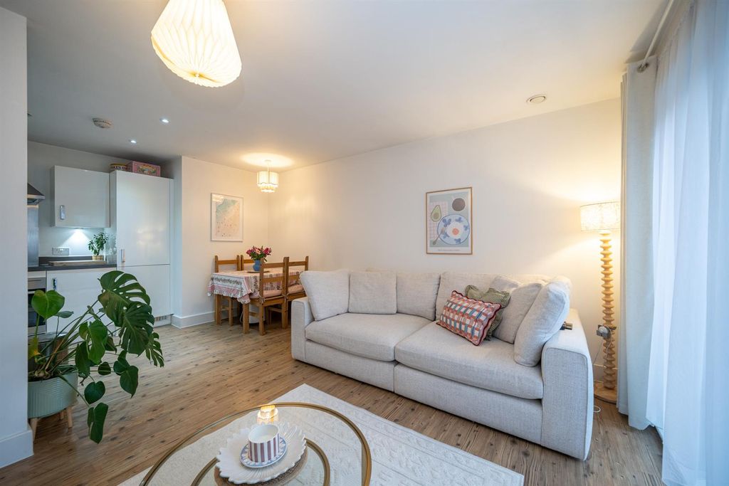 Property photo 3 of 14 33-Harrison-House-04901.Jpg