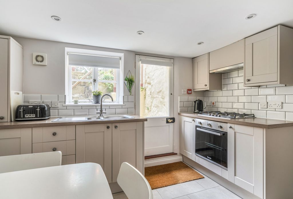 Property photo 2 of 10 Kitchen