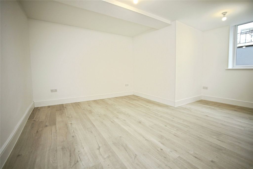 Property photo 3 of 7 Picture No. 15