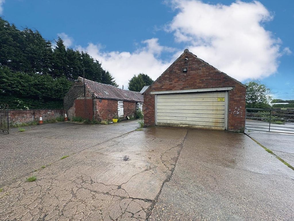 Property photo 3 of 7 Garage