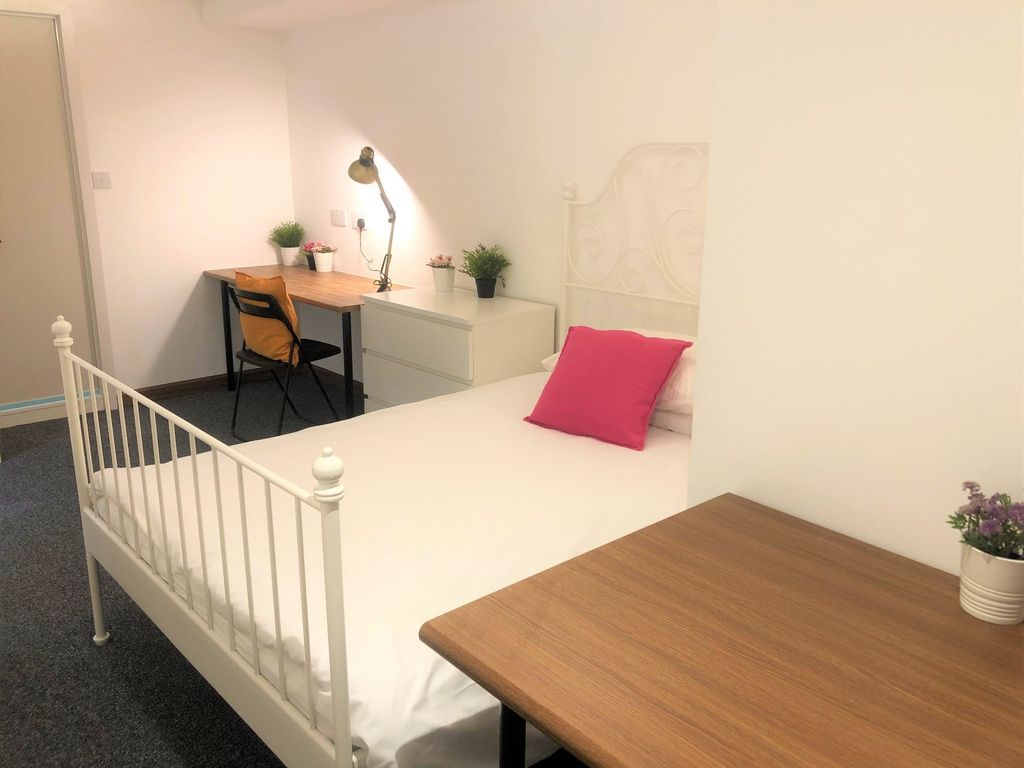 Property photo 1 of 7 A Bright And Tidy Single Bedroom Featuring A White...