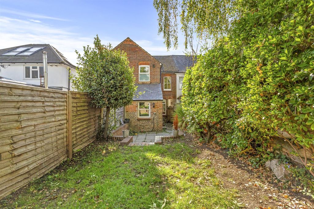 Property photo 2 of 16 27 Pinions Road, Hp13 7As-12.Jpg