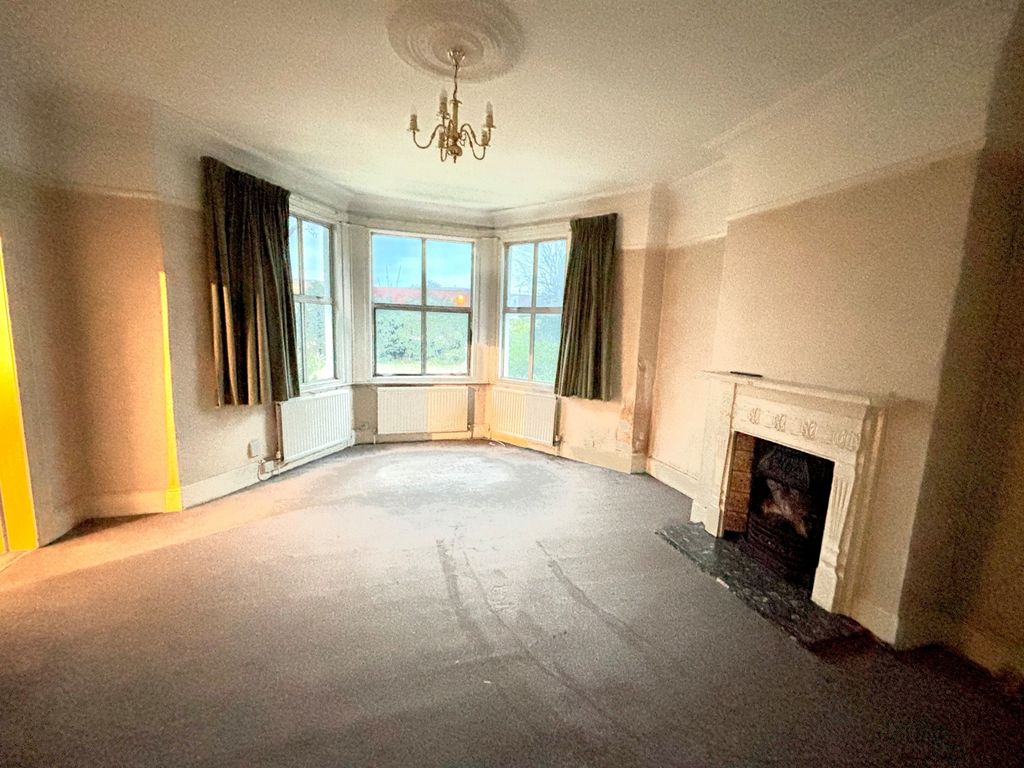 Property photo 3 of 7 Lounge