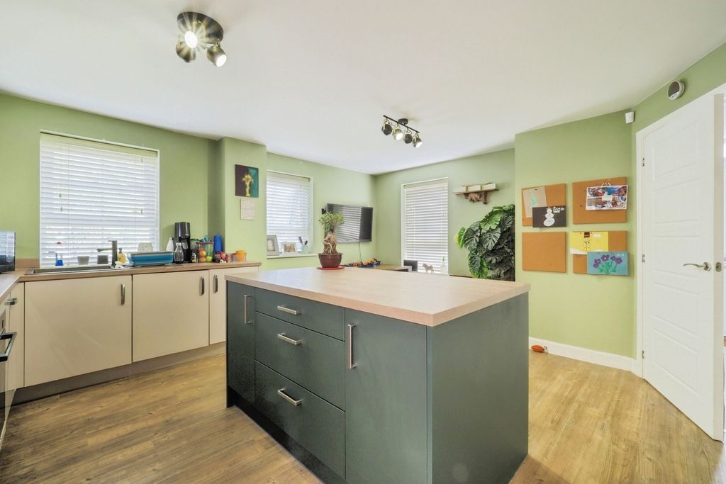 Property photo 2 of 17 Kitchen